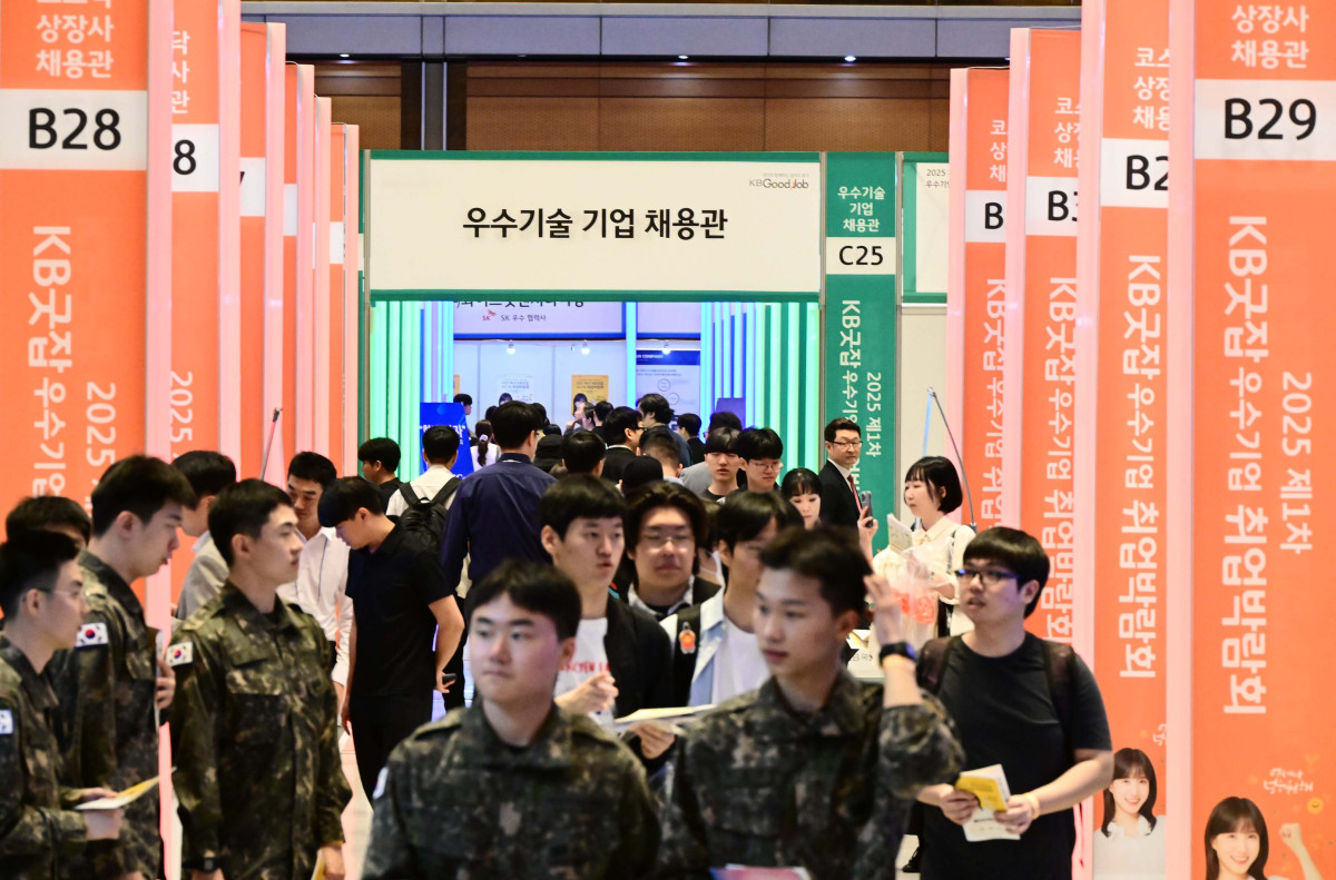 ▲26일 서울 강남구 코엑스에서 열린 ‘2025 제1차 KB굿잡 우수기업 취업박람회’ 행사장이 구직자들로 붐비고 있다. 신태현 기자 holjjak@
