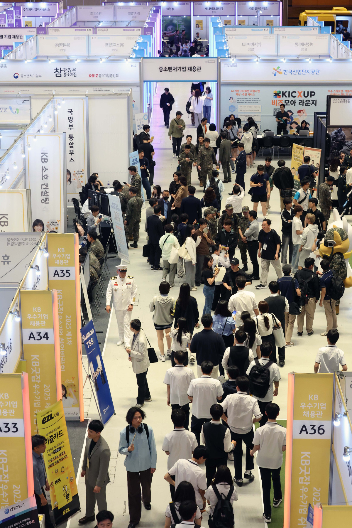 ▲26일 서울 강남구 코엑스에서 열린 ‘2025 제1차 KB굿잡 우수기업 취업박람회’ 행사장이 구직자들로 붐비고 있다. 신태현 기자 holjjak@