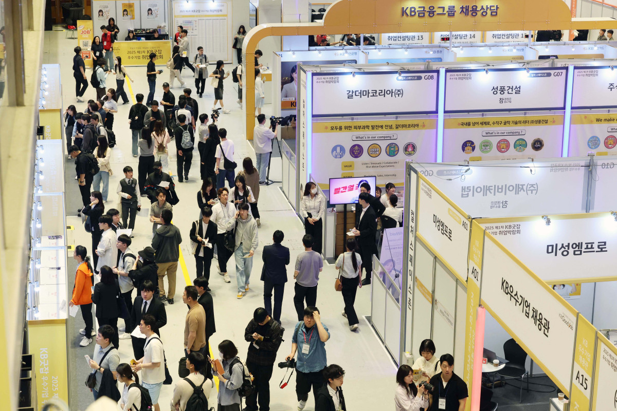 ▲26일 서울 강남구 코엑스에서 열린 ‘2025 제1차 KB굿잡 우수기업 취업박람회’ 행사장이 구직자들로 붐비고 있다. 신태현 기자 holjjak@