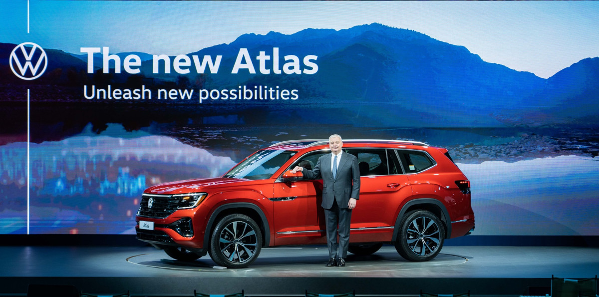 ▲틸 셰어(Till Scheer) 폭스바겐그룹코리아 대표이사 사장이 26일 인천광역시 중구 스튜디오파라다이스에서 열린 신형 아틀라스 공개행사에서 사진 촬영을 하고 있다. (사진=폭스바겐코리아)