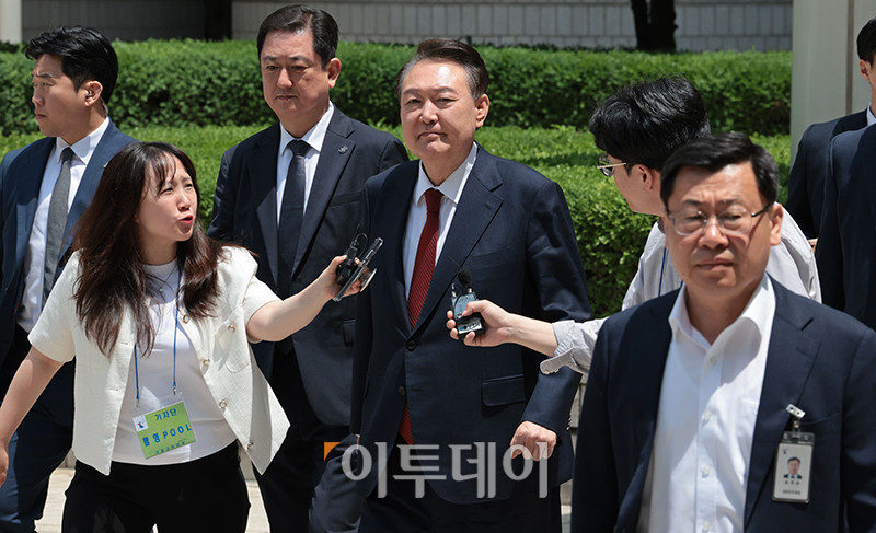 ▲윤석열 전 대통령이 26일 서울 서초구 서울중앙지방법원에서 열린 내란 우두머리 혐의ㆍ직권남용 권리행사 방해 혐의 사건 5차 오전 공판을 마친 뒤 차량으로 향하고 있다. 사진공동취재단