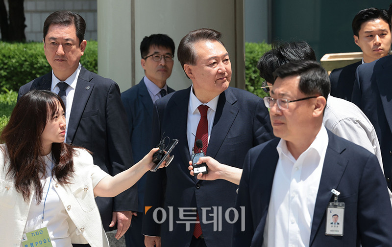 ▲ 윤석열 전 대통령이 26일 서울 서초구 서울중앙지방법원에서 열린 내란 우두머리 혐의ㆍ직권남용 권리행사 방해 혐의 사건 5차 오전 공판을 마친 뒤 차량으로 향하고 있다. 사진 공동 취재단 (조현호 기자 hyunho@)