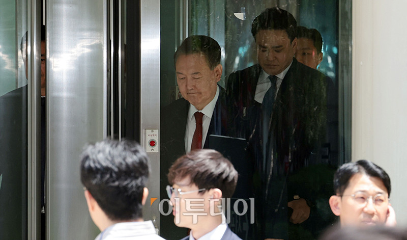 ▲윤석열 전 대통령이 26일 서울 서초구 서울중앙지방법원에서 열린 내란 우두머리 혐의ㆍ직권남용 권리행사 방해 혐의 사건 5차 오전 공판을 마친 뒤 차량으로 향하고 있다. 사진공동취재단