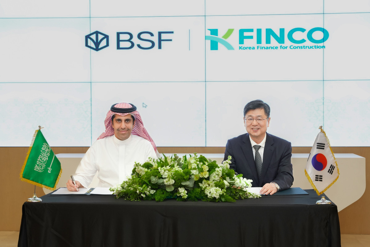 ▲박성진 K-FINCO 전무(사진 오른쪽)가 마제드 알사단 BSF 기업금융부문 부행장(사진 왼쪽)과 25일(현지시간) 사우디 BSF 본사에서 열린 조합원의 해외건설공사 지원을 위한 업무협약식에서 기념촬영을 하고 있다. (자료제공=전문건설공제조합)