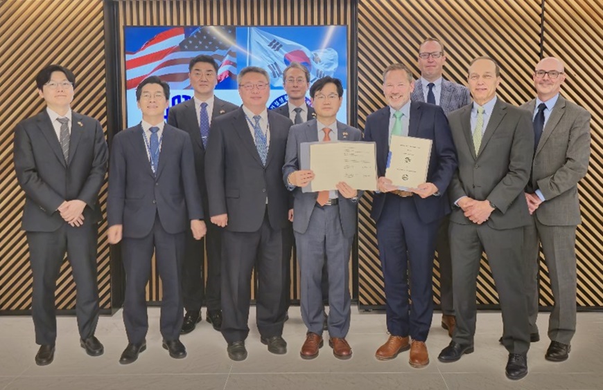 ▲천영길 한국건설생활환경시험연구원 원장(앞줄 왼쪽 네 번째)이 23일(현지시간) 미국 워싱턴 D.C에서 앤드류 키레타 미국재료시험협회(ASTM) 회장(앞줄 왼쪽 다섯 번째)와 업무협약을 체결한 후 참석자들과 기념 촬영을 하고 있다. (사진제공=한국건설생활환경시험연구원)