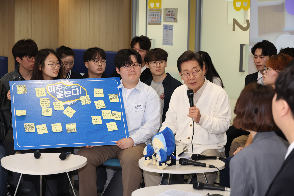 ▲이재명 더불어민주당 대선 후보가 26일 경기 수원시 영통구 아주대학교 혁신공유라운지에서 열린 대학생 간담회에서 참석자들의 질문에 답변하고 있다. (사진=뉴시스)