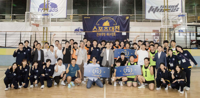 ▲본부대항 배구대전 1‧2‧3위 팀이 시상식을 마친 후 이한우 현대건설 대표(가운데)를 비롯한 경영진, 현대건설 배구단과 함께 기념사진을 찍고 있다. (사진제공=현대건설)