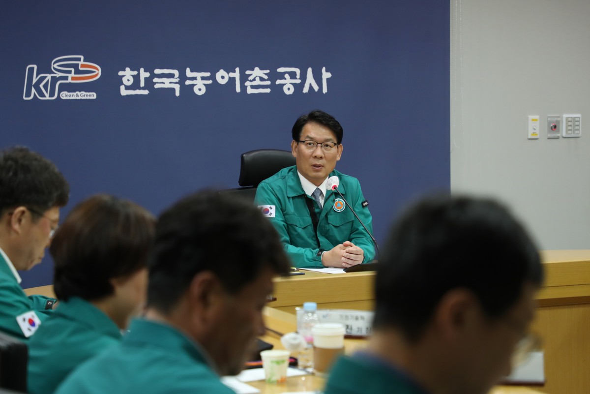 ▲김인중 한국농어촌공사 사장은 26일 전남 나주 본사에서 ‘여름철 농경지 침수 방지 및 시설관리 대책’을 보고 받고 선제적 예방과 실효성 있는 대비책 마련을 당부했다. (사진제공=한국농어촌공사)
