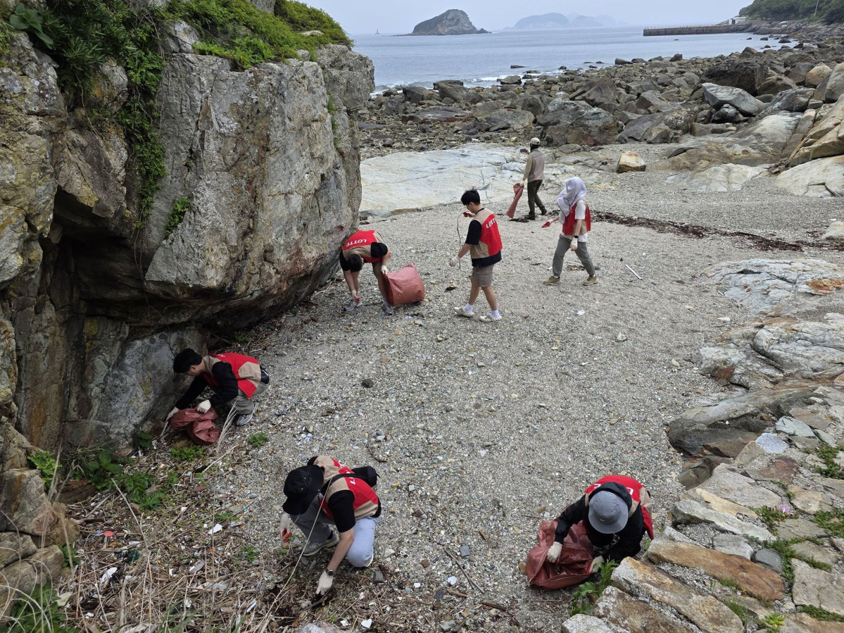 ▲롯데칠성음료 임직원들이 해양 쓰레기를 수거하고 있다 (사진제공=롯데칠성음료)