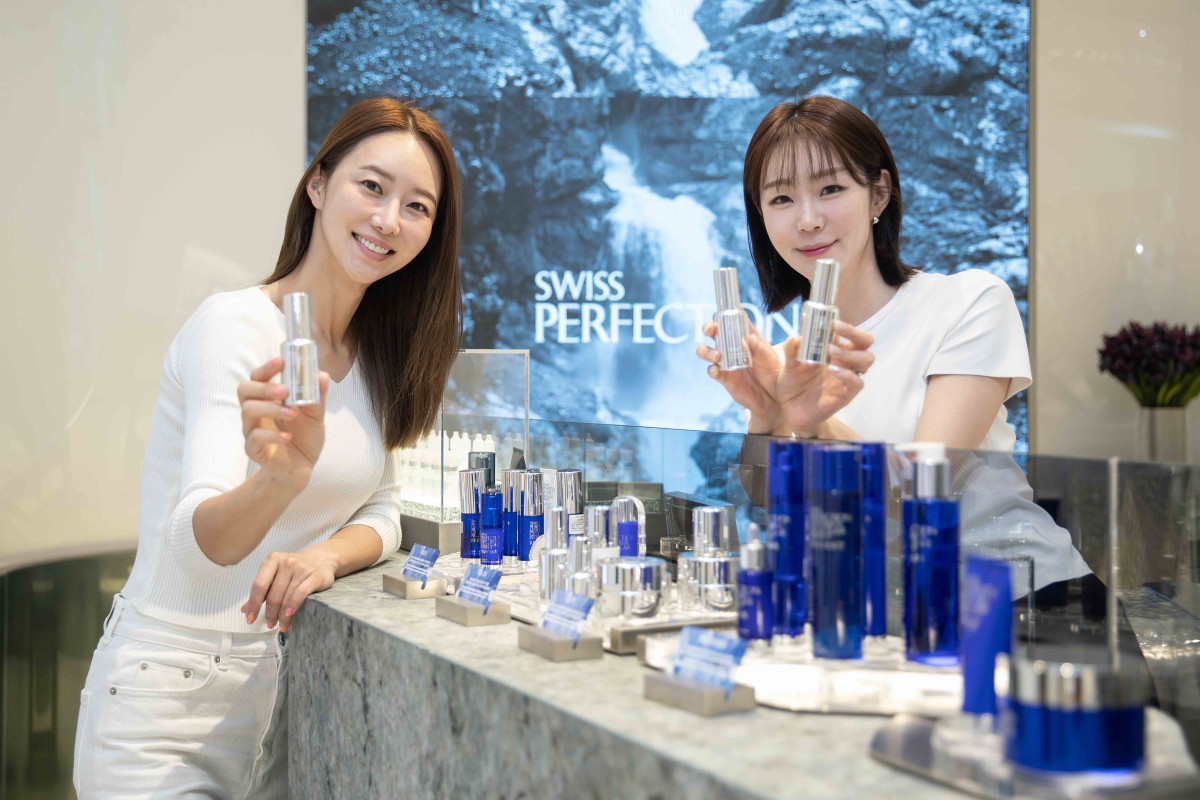 ▲26일 신세계백화점 강남점에서 신세계인터내셔날의 럭셔리 스킨케어 브랜드 '스위스퍼펙션' 매장에서 모델들이 새롭게 리뉴얼 출시한 ‘RS-28 리주베네이션 세럼'을 선보이고 있다.  (사진제공=신세계백화점)