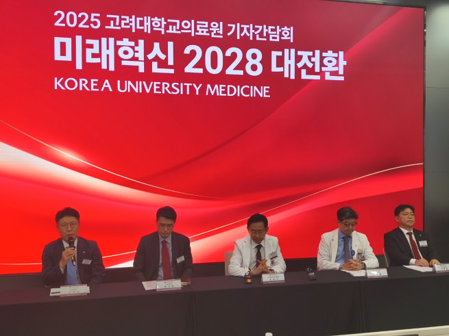 ▲고려대의료원이 26일 고려대 의과대학 제1의학관에서 ‘미래혁신 2028 대전환’을 주제로 기자간담회를 개최했다. 이날 간담회에는 (왼쪽부터) 민병욱 고대구로병원장, 편성범 고려대 의과대학장, 윤을식 고려대 의무부총자 겸 의료원장, 한승범 고대안암병원장, 서동훈 고대안산병원장이 참석했다. (노상우 기자 nswreal@)