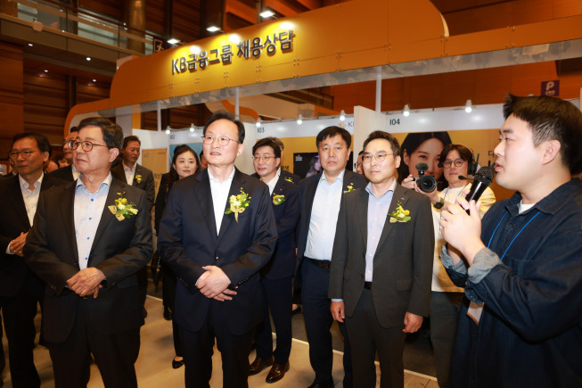 ▲KB국민은행은 26일 서울 코엑스 D홀에서 ‘2025 제1차 KB굿잡 우수기업 취업박람회’를 개최했다.