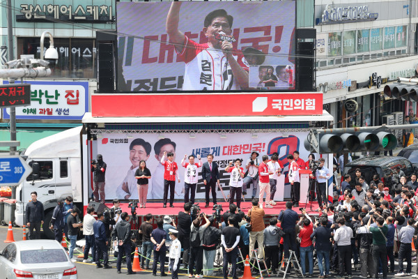 ▲<YONHAP PHOTO-4072> 김문수 후보, 안성서 지지호소    (안성=연합뉴스) 박동주 기자 = 국민의힘 김문수 대선 후보가 26일 경기 안성시 안성중앙시장 서인사거리에서 유세를 하고 있다. 2025.5.26 [공동취재]    pdj6635@yna.co.kr/2025-05-26 12:12:54/<저작권자 ⓒ 1980-2025 ㈜연합뉴스. 무단 전재 재배포 금지, AI 학습 및 활용 금지>
