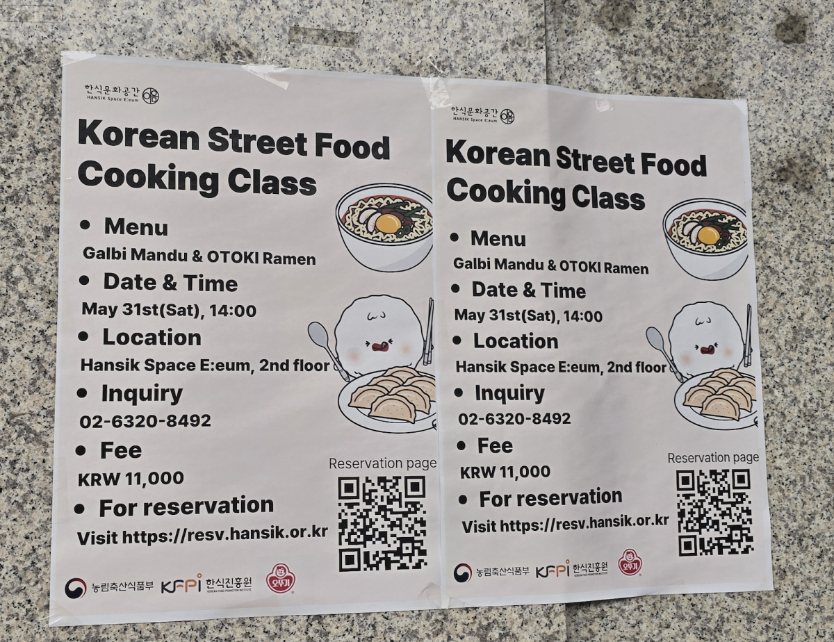 ▲외국인 관광객들이 많이 오가는 서울 종로구 한식문화공간 이음 건물 외벽에 오뚜기 쿠킹 클래스 홍보 전단이 게시돼 있다. (사진=배근미 기자 @athena3507)