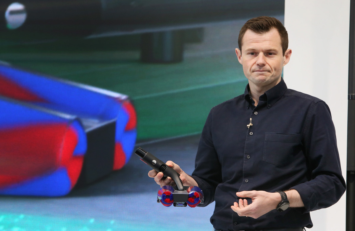 ▲톰 무디(Tom Moody) 다이슨 홈 부문 글로벌 총괄이26일 성수에서 열린 신제품 출시 행사에서 펜슬백 FluffyCones™ 청소기를 직접 시연하고 있다. (사진제공-다이슨코리아)