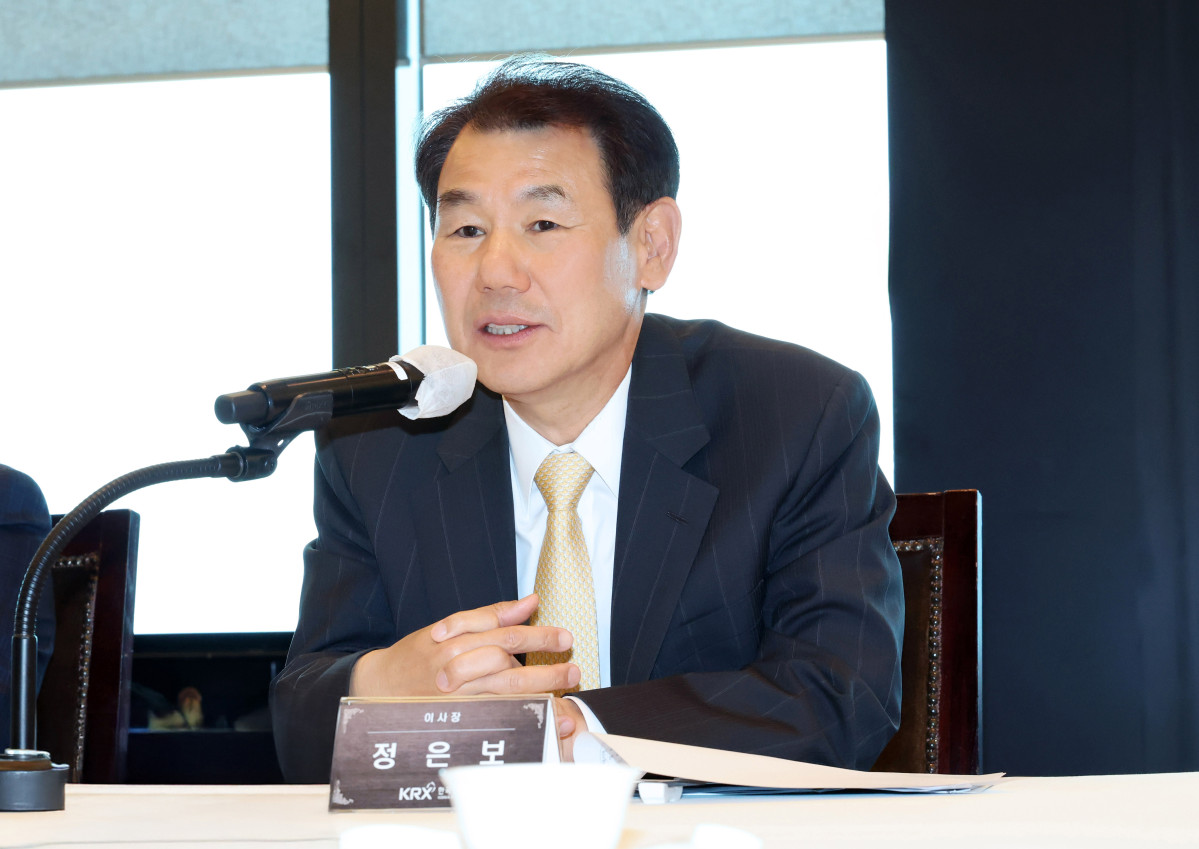 ▲정은보 한국거래소 이사장이 26일 정오 서울 여의도 63빌딩에서 열린 상반기 한국거래소 회원사 간담회에 앞서 인사말을 하고 있다. (사진=한국거래소)