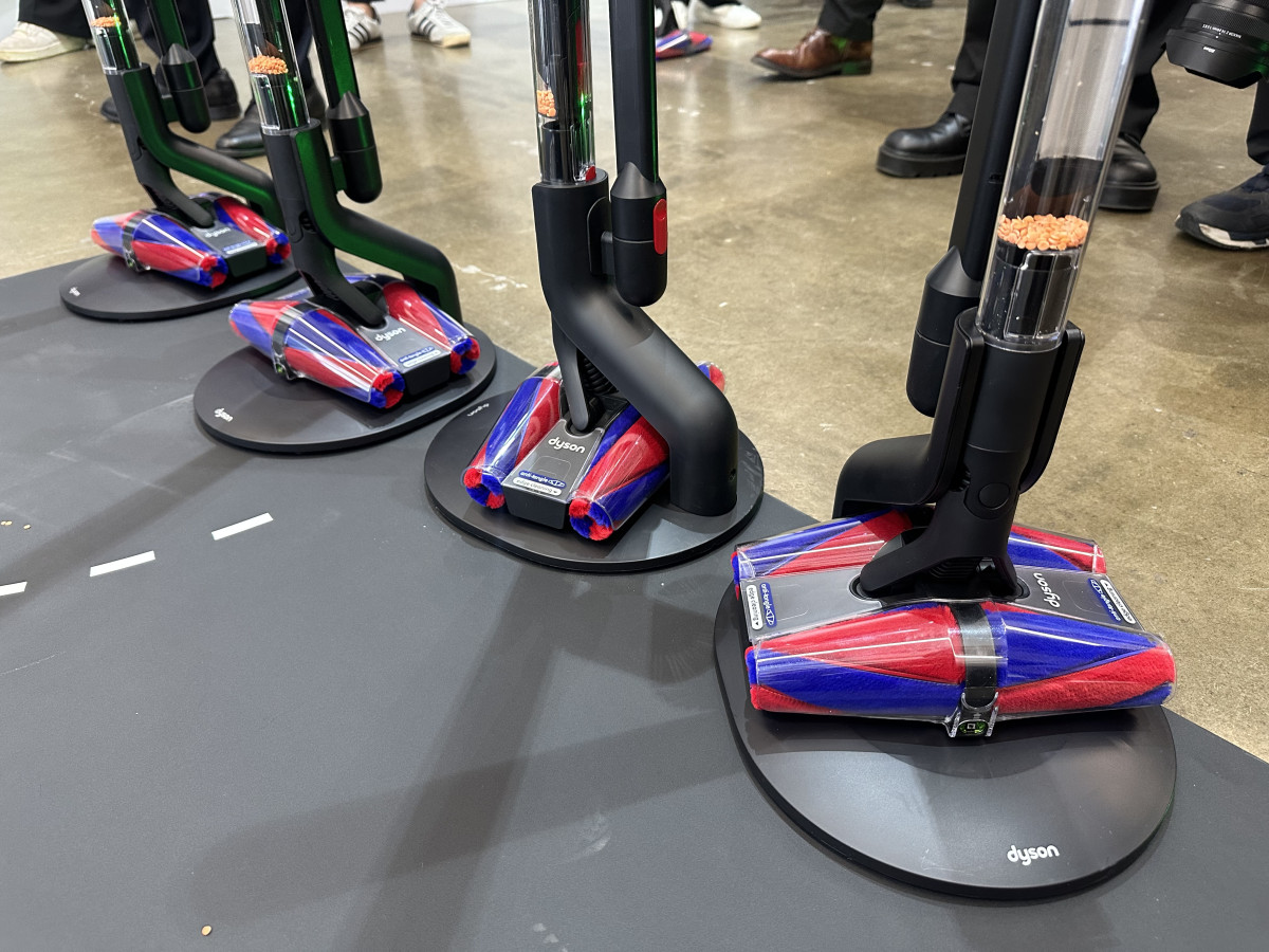 ▲다이슨이 세상에서 가장 슬림한 무선청소기 ‘다이슨 펜슬백’을 공개했다. (이수진 기자)