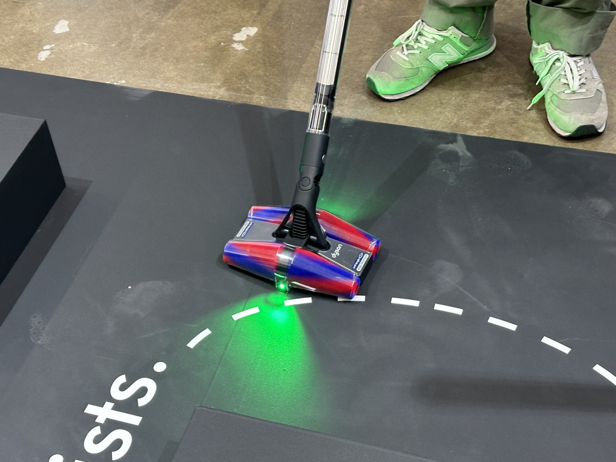 ▲다이슨이 세상에서 가장 슬림한 무선청소기 ‘다이슨 펜슬백’을 공개했다. 제품을 시연 중인 모습. (이수진 기자)