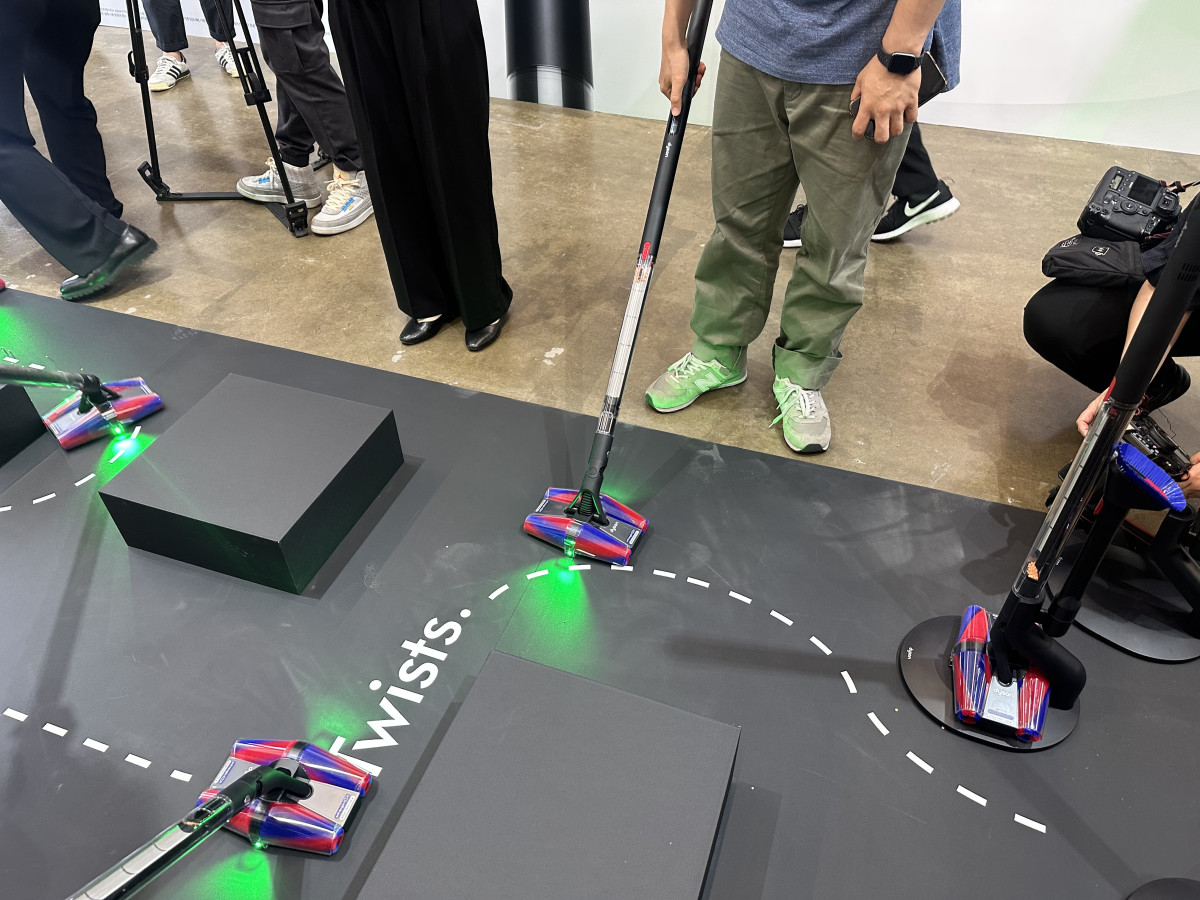 ▲다이슨이 세상에서 가장 슬림한 무선청소기 ‘다이슨 펜슬백’을 공개했다. 제품을 시연 중인 모습. (이수진 기자)