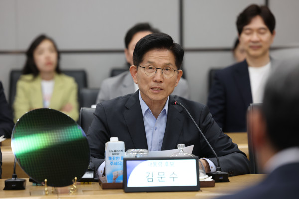 ▲<YONHAP PHOTO-4760> 삼성전자 평택캠퍼스 방문, 인사말하는 김문수 후보    (평택=연합뉴스) 박동주 기자 = 국민의힘 김문수 대선 후보가 26일 경기 평택시 삼성전자 평택캠퍼스를 방문해 간담회를 갖고 인사말을 하고 있다. 2025.5.26 [공동취재]    pdj6635@yna.co.kr/2025-05-26 14:51:18/<저작권자 ⓒ 1980-2025 ㈜연합뉴스. 무단 전재 재배포 금지, AI 학습 및 활용 금지>