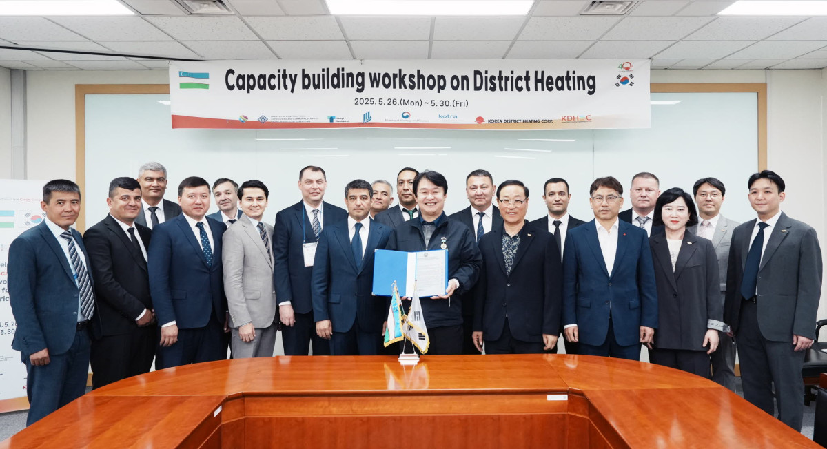 ▲정용기 한국지역난방공사 사장(앞줄 왼쪽 일곱 번째)이 26일 술토노프 셰르조드벡 우즈베키스탄 열공급공사 부사장(앞줄 왼쪽 여섯 번째)에게 우즈베키스탄 정부의 감사장을 전달받고 기념 촬영을 하고 있다. 한난은 26일부터 31일까지 우즈베키스탄 에너지 분야 고위 공무원들을 초청해 친환경·고효율 지역난방 및 열병합발전 기술을 공유하는 초청 연수 프로그램을 진행한다. (사진제공=한국지역난방공사)