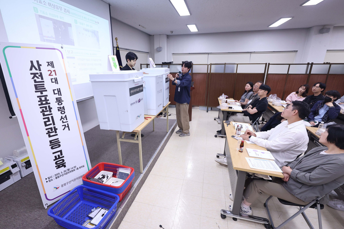 ▲제21대 대통령선거 사전투표일을 사흘 앞둔 26일 서울 중랑구선거관리위원회에서 대선 사전투표관리관 교육이 열리고 있다. 신태현 기자 holjjak@