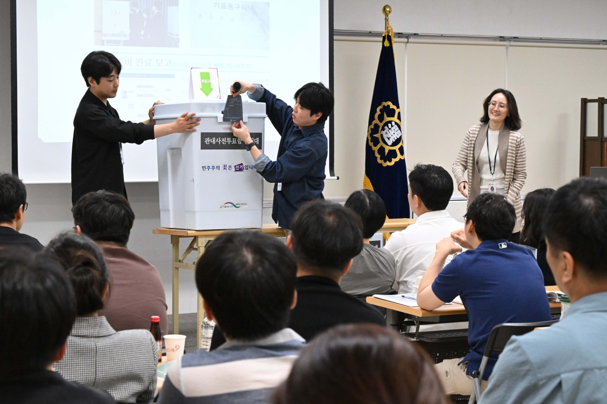 ▲제21대 대통령선거 사전투표일을 사흘 앞둔 26일 서울 중랑구선거관리위원회에서 대선 사전투표관리관 교육이 열리고 있다. 신태현 기자 holjjak@