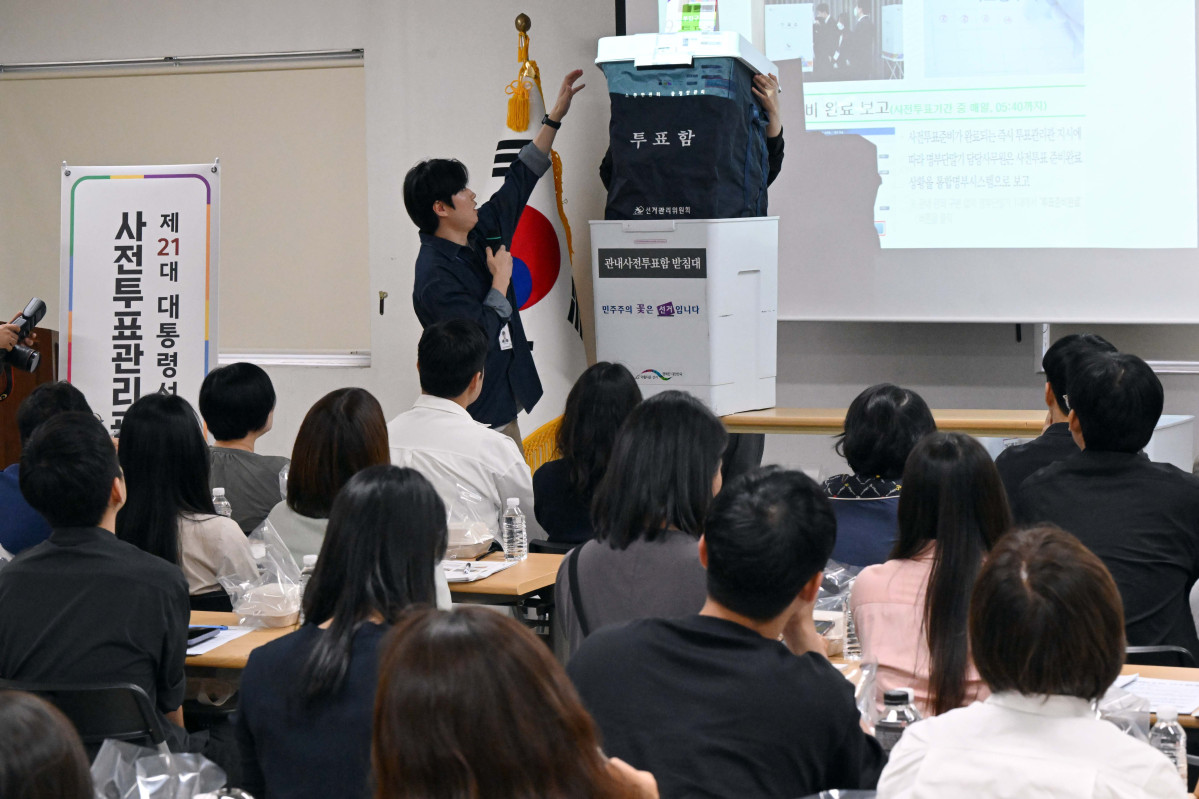 ▲제21대 대통령선거 사전투표일을 사흘 앞둔 26일 서울 중랑구선거관리위원회에서 대선 사전투표관리관 교육이 열리고 있다. 신태현 기자 holjjak@