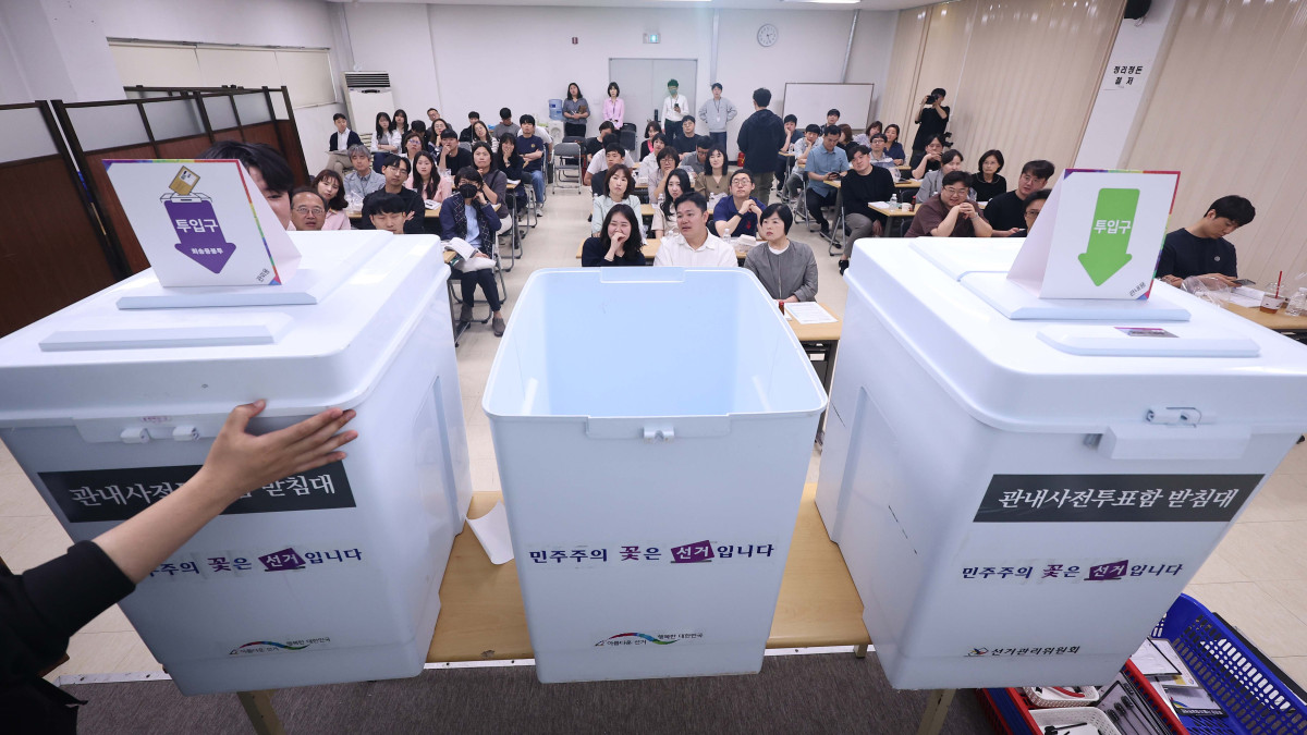 ▲제21대 대통령선거 사전투표일을 사흘 앞둔 26일 서울 중랑구선거관리위원회에서 대선 사전투표관리관 교육이 열리고 있다. 신태현 기자 holjjak@