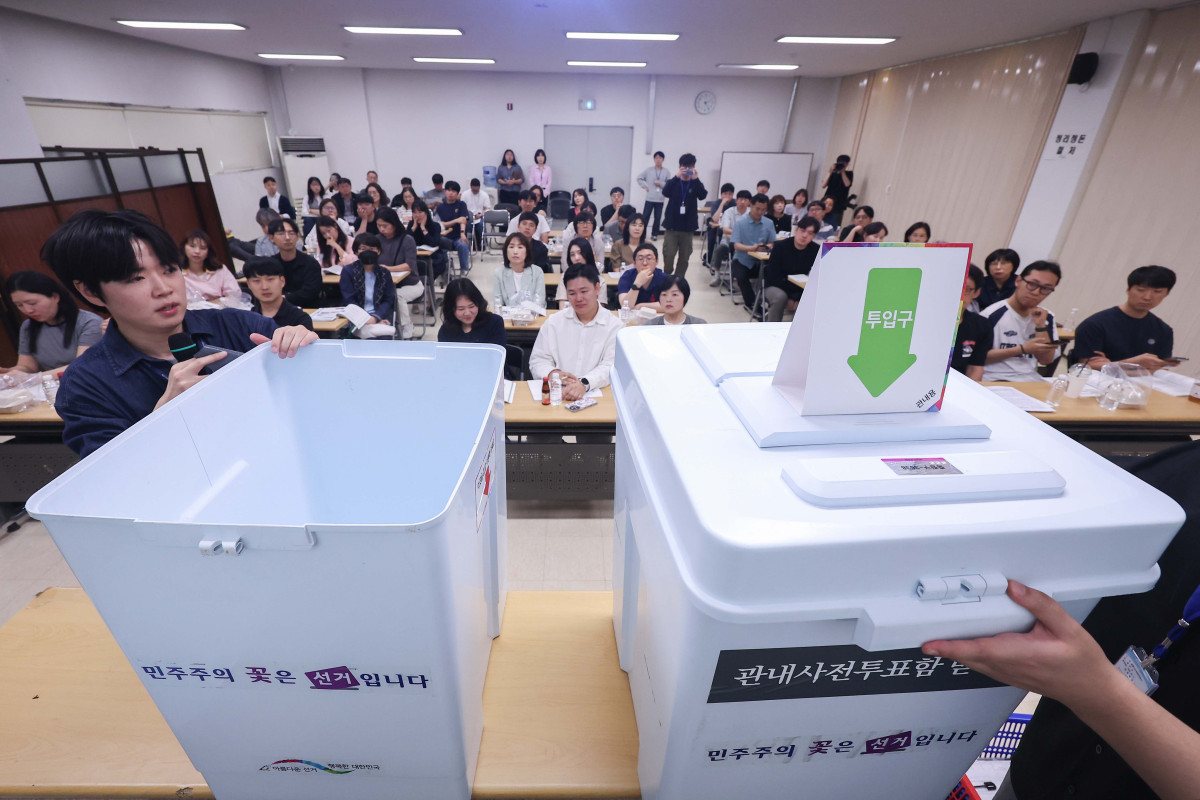 ▲제21대 대통령선거 사전투표일을 사흘 앞둔 26일 서울 중랑구선거관리위원회에서 대선 사전투표관리관 교육이 열리고 있다. 신태현 기자 holjjak@