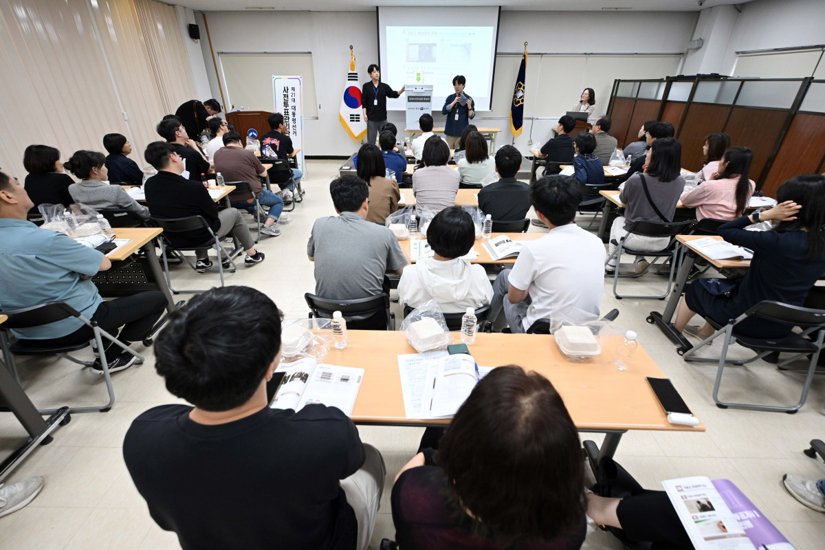 ▲제21대 대통령선거 사전투표일을 사흘 앞둔 26일 서울 중랑구선거관리위원회에서 대선 사전투표관리관 교육이 열리고 있다. 신태현 기자 holjjak@