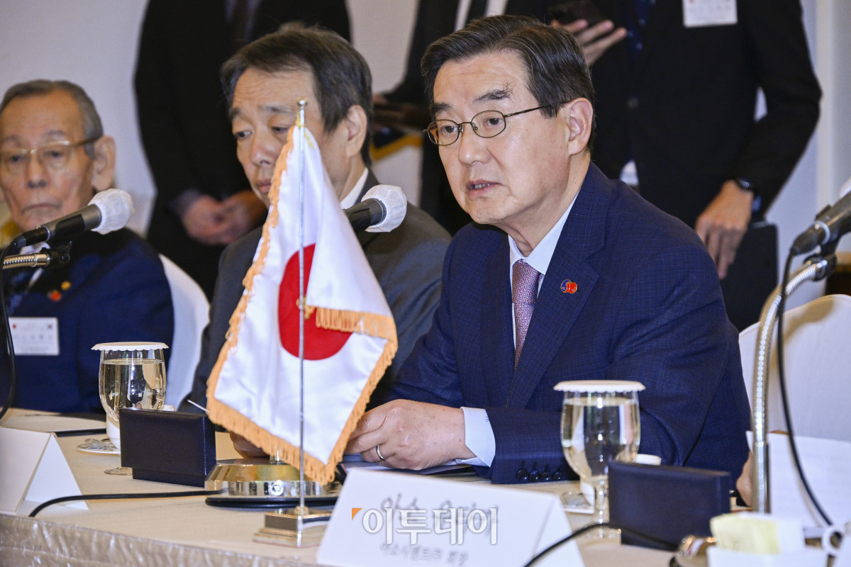 ▲김윤 한일경제인협회장이 26일 서울 중구 롯데호텔에서 열린 제57회 한일경제인회의 사전환담에서 인사말을 하고 있다. 조현호 기자 hyunho@