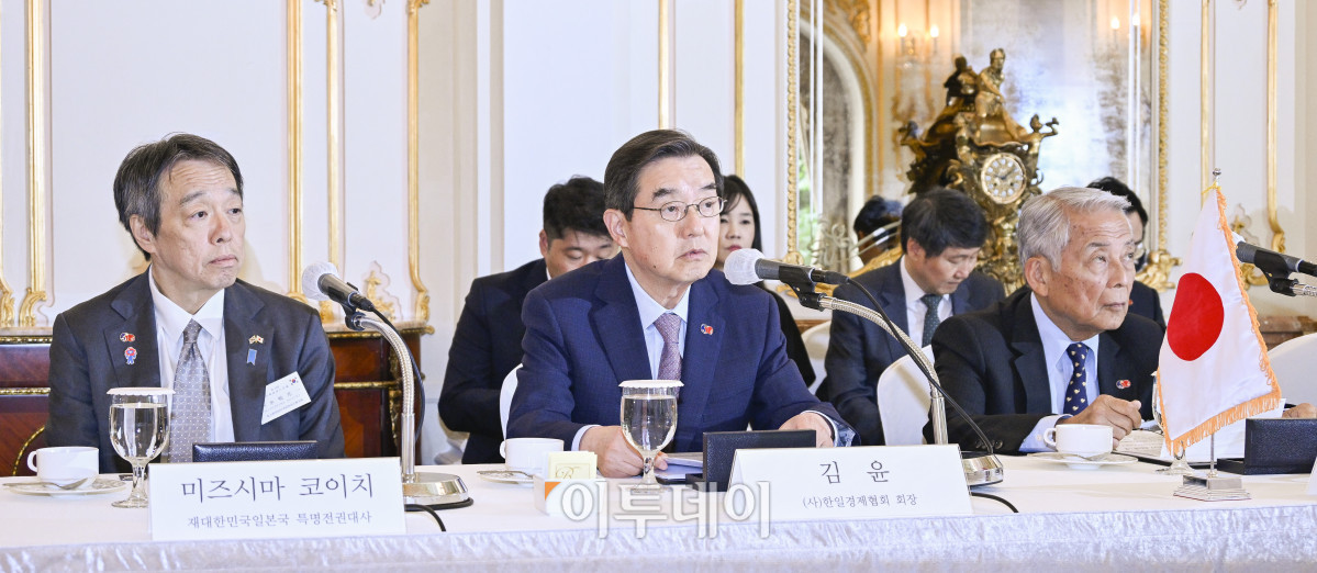 ▲김윤 한일경제인협회장이 26일 서울 중구 롯데호텔에서 열린 제57회 한일경제인회의 사전환담에서 인사말을 하고 있다. 조현호 기자 hyunho@