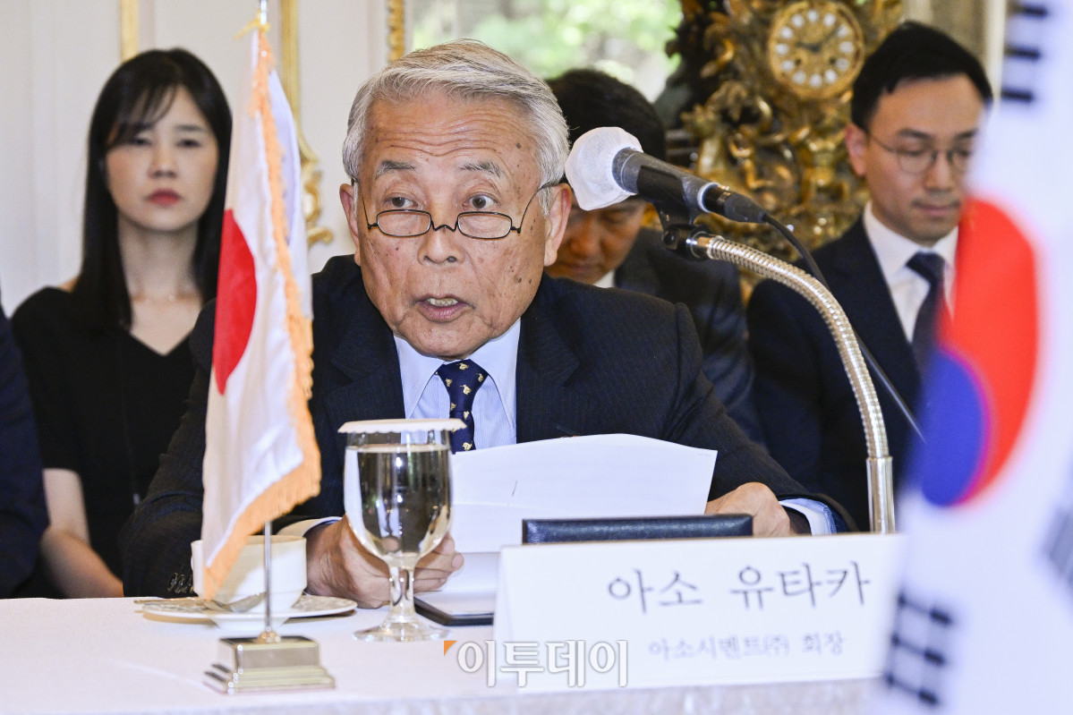 ▲아소 유타카 일한경제인협회 부회장이 26일 서울 중구 롯데호텔에서 열린 제57회 한일경제인회의 사전환담에서 인사말을 하고 있다. 조현호 기자 hyunho@
