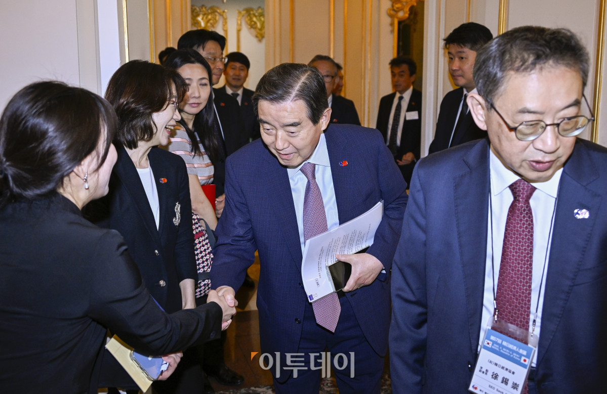 ▲김윤 한일경제인협회장이 26일 서울 중구 롯데호텔에서 열린 제57회 한일경제인회의 사전환담에 참석하며 참석자들과 인사를 하고 있다. 조현호 기자 hyunho@