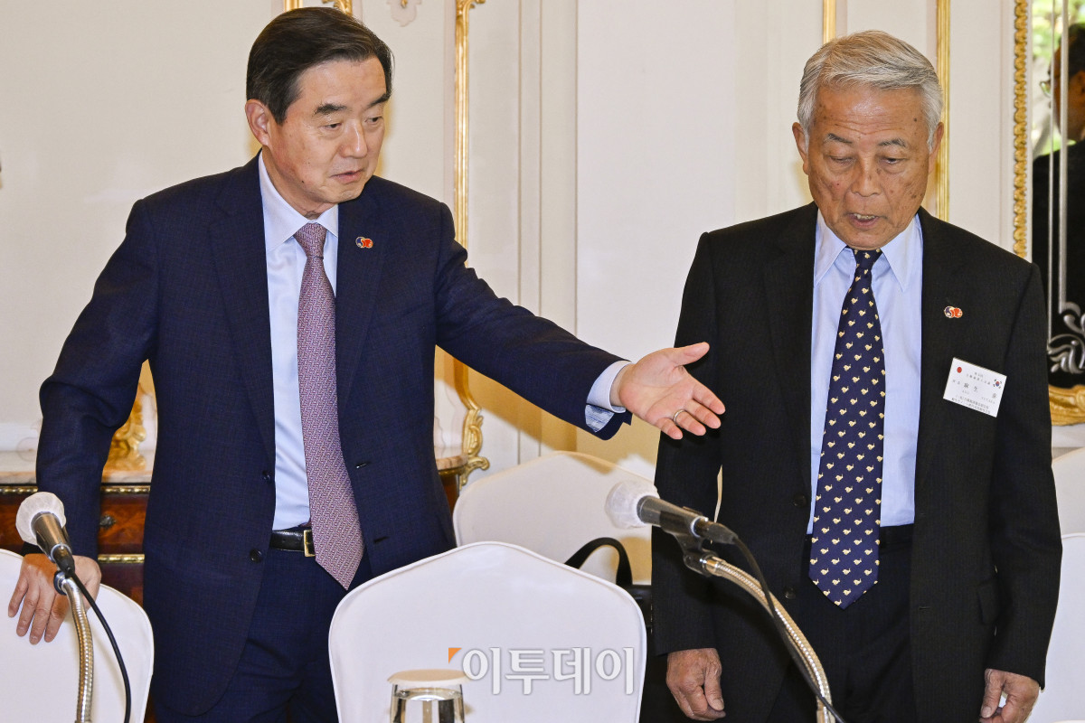 ▲김윤(왼쪽) 한일경제인협회장과 아소 유타카 일한경제인협회 부회장이 26일 서울 중구 롯데호텔에서 열린 제57회 한일경제인회의 사전환담에 참석하고 있다. 조현호 기자 hyunho@