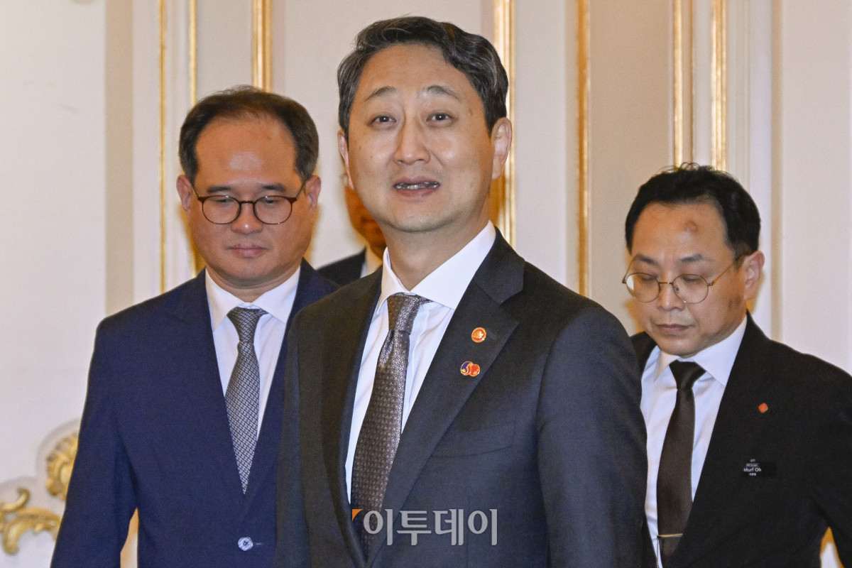 ▲안덕근 산업통상자원부 장관과 김윤 한일경제인협회장 등 참석자들이 26일 서울 중구 롯데호텔에서 열린 제57회 한일경제인회의 사전환담에 참석하고 있다. 조현호 기자 hyunho@