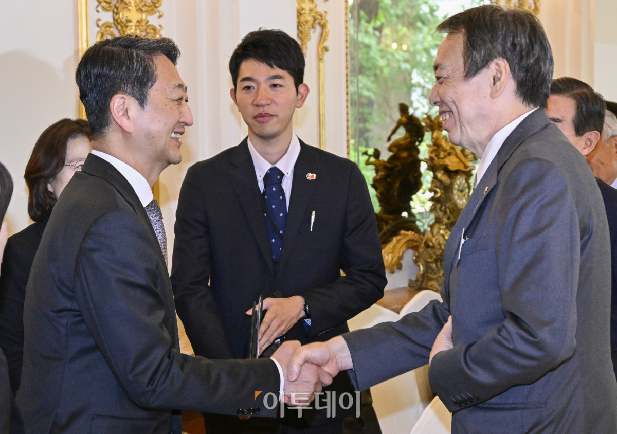 ▲안덕근(왼쪽) 산업통상자원부 장관과 김윤 한일경제인협회장 등 참석자들이 26일 서울 중구 롯데호텔에서 열린 제57회 한일경제인회의 사전환담에 참석하며 미즈시마 코이치 재대한민국일본국 특명전권대사와 인사를 나누고 있다. 조현호 기자 hyunho@