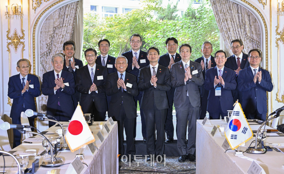 ▲안덕근(앞줄 오른쪽 네 번째) 산업통상자원부 장관과 김윤 한일경제인협회장 등 참석자들이 26일 서울 중구 롯데호텔에서 열린 제57회 한일경제인회의 사전환담에서 기념촬영을 하고 있다. 조현호 기자 hyunho@
