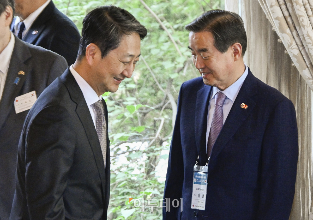 ▲안덕근(왼쪽) 산업통상자원부 장관과 김윤 한일경제인협회장 등 참석자들이 26일 서울 중구 롯데호텔에서 열린 제57회 한일경제인회의 사전환담에서 기념촬영을 마친 후 자리로 이동하고 있다. 조현호 기자 hyunho@