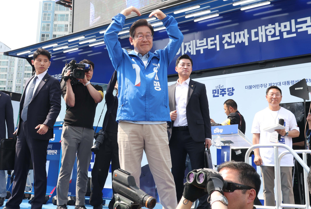 ▲이재명 더불어민주당 대선 후보가 26일 경기 용인시 수지구 단국대 죽전캠퍼스 정문에서 유세를 마치고 손으로 하트를 그리며 시민들에게 인사하고 있다. (사진=뉴시스)