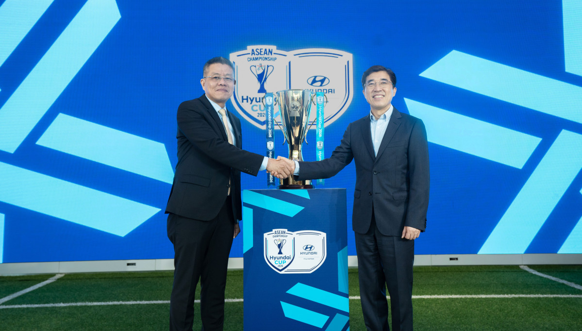 ▲아세안 현대컵의 공식 출범을 알리며 악수하는 키에프 사메스 동남아시아축구연맹 회장(왼쪽)과 김성남 현대자동차 아태권역본부장. (사진=현대차)