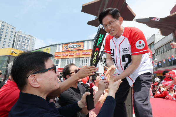 ▲국민의힘 김문수 대선 후보가 26일 경기 평택시 K-55미군기지 정문 앞에서 유세를 하고 있다. 2025.5.26 [공동취재]   