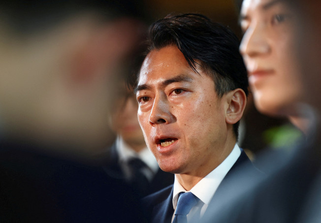 ▲21일(현지시간) 고이즈미 신지로 일본 신임 농림수산상이 총리 관저 앞에서 취재진 물음에 답하고 있다. 도쿄/로이터연합뉴스