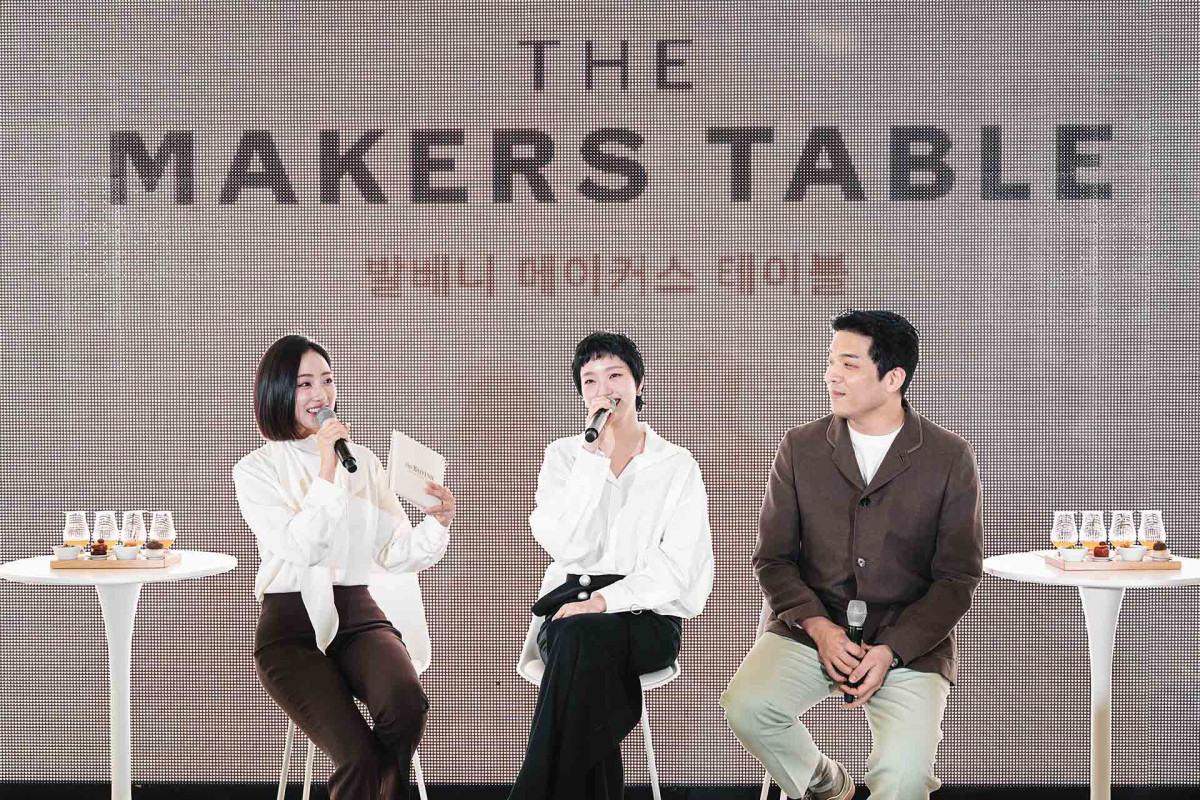 ▲26일 서울 성동구에서 열린 '발베니 메이커스 테이블' 기자간담회에서 배우 김고은(가운데)과 셰프 안성재(오른쪽)가 발베니에 대해 이야기하고 있다. (사진제공=윌리엄그랜트앤선즈코리아)