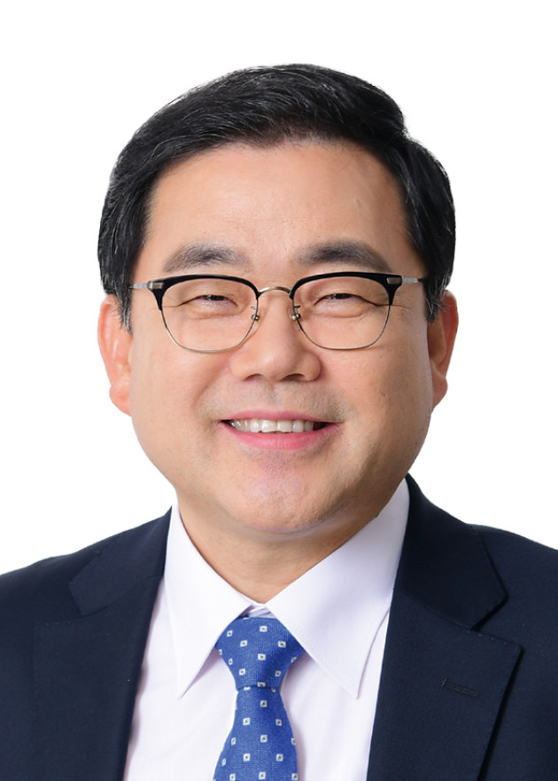 ▲2024년 인구 유출 문제가 심화된 가운데, 정장을 입은 남성이 흰색 배경 앞에 서 있는 모습이 보인다. (사진 제공=허성무 더불어민주당 의원실)