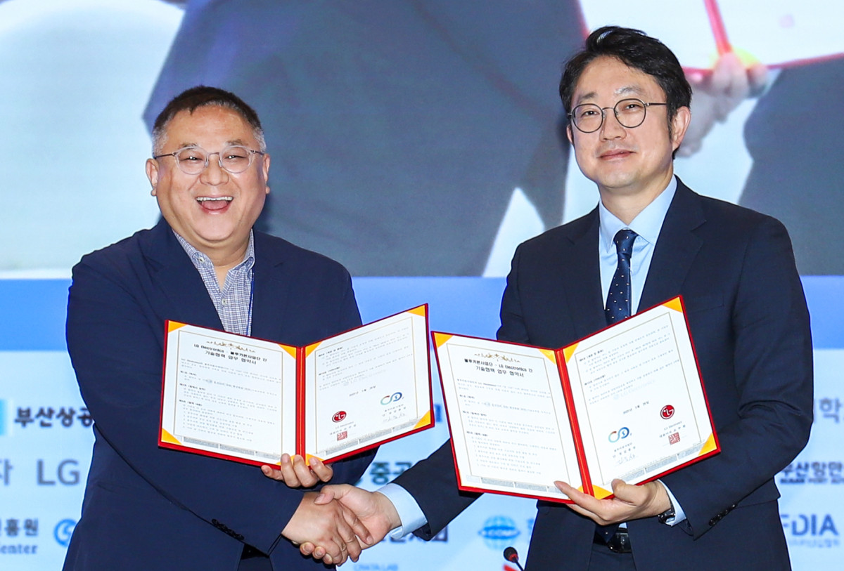 ▲LG전자가 26일 부산광역시 벡스코에서 서울대학교 블루카본사업단과 ‘블루카본 산업 활성화를 위한 기술 교류’ 업무 협약을 체결했다. 사진은 김종성 서울대학교 블루카본사업단 단장(왼쪽)과 김영석 LG전자 HS기능성소재사업실장(오른쪽)이 기념 사진을 촬영 중인 모습. (자료제공=LG전자)