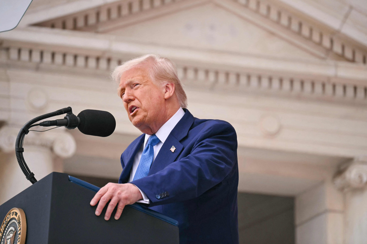 ▲도널드 트럼프 미국 대통령이 26일(현지시간) 버지니아주 알링턴 국립묘지 내 메모리얼 원형극장에서 연설을 하고 있다. 알링턴(미국)/AFP연합뉴스