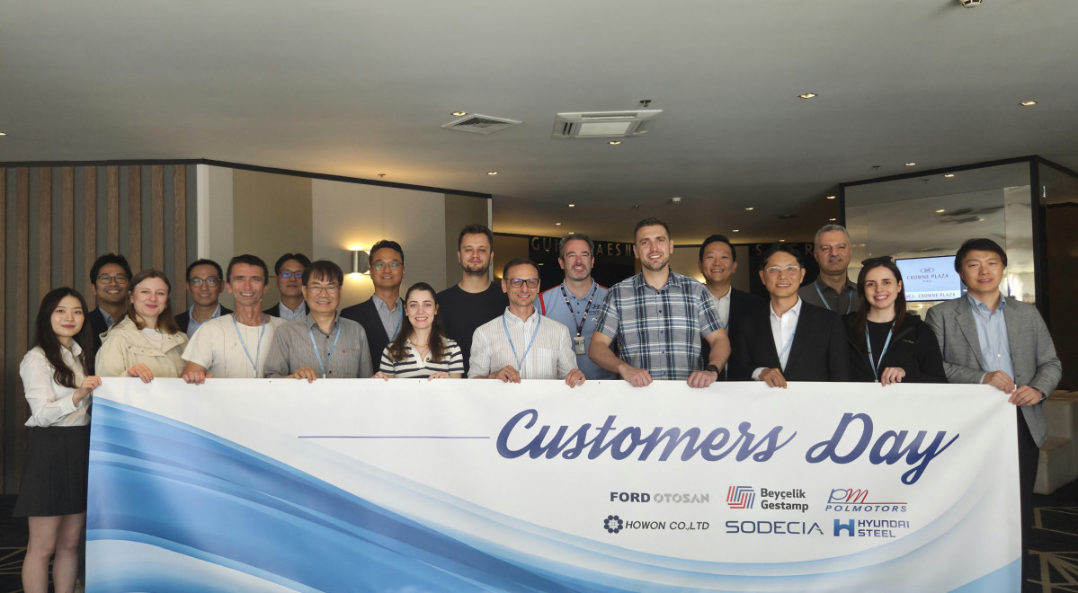 ▲현대제철 및 글로벌 고객사 임직원들이 Customers Day 행사에서 단체로 기념촬영을 하고 있다.