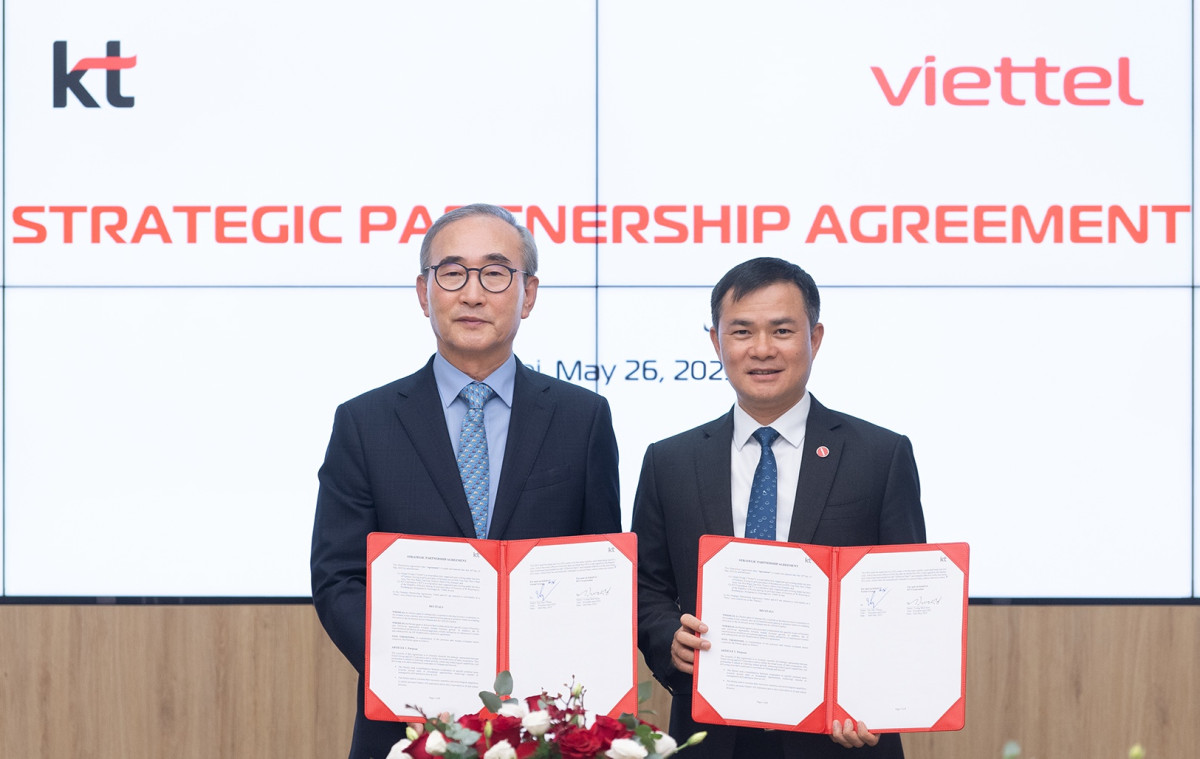 ▲KT는 현지시간 26일 비엣텔 그룹과 인공지능전환(AX) 협력을 위한 전략적 파트너십을 체결했다고 27일 밝혔다. KT 김영섭 대표(왼쪽)와 비엣텔 그룹 따오 득 탕 회장 겸 CEO(오른쪽)가 26일 베트남 하노이 비엣텔 그룹 본사에서 AX 협력을 위한 전략적 파트너십을 체결하고 기념 사진을 촬영했다. (사진제공=KT)